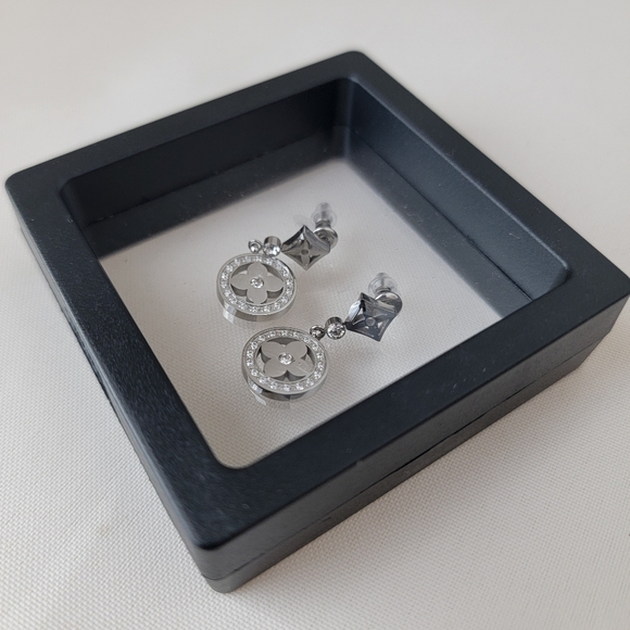 1 Left! Elegant Trendy Stainless Steel Stud Earrings - Picture 1 of 3